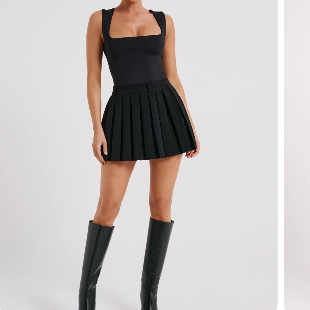 NWT Meshki black pleated skirt